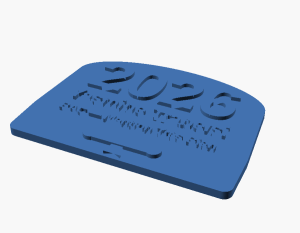 Rendu 3D d’une plaque souvenir bleue légèrement bombée, millésime 2026 et texte en relief sur la face