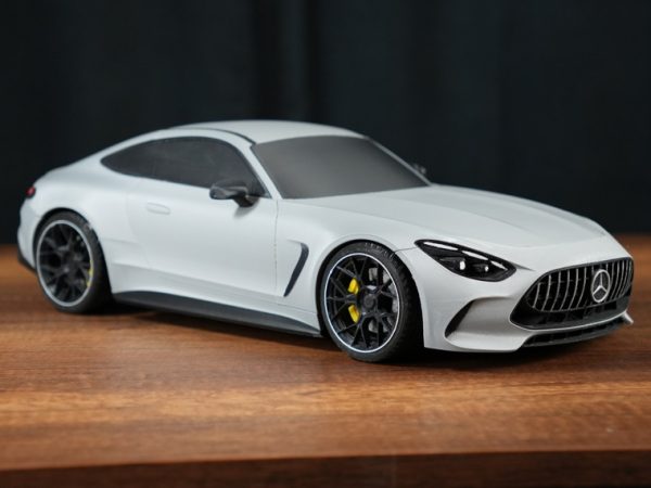 Modèle de voiture sport 1/10 imprimé en 3D