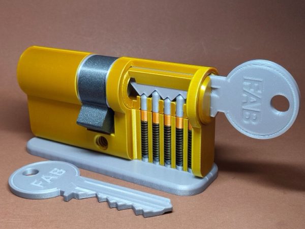 Modèle de serrure à cylindre en coupe imprimé en 3D