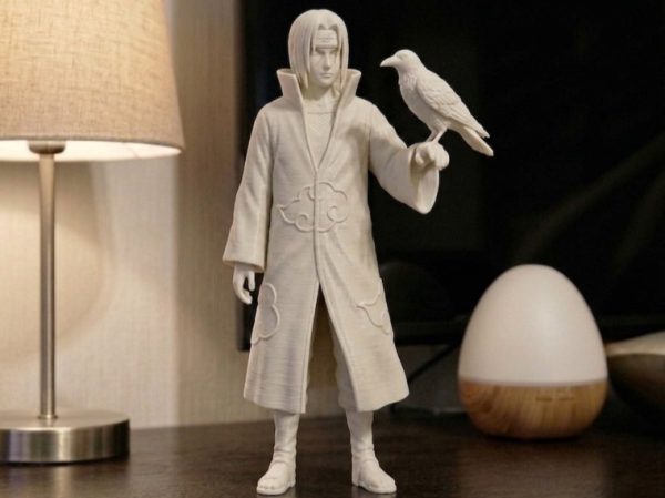 Figurine Itachi — debout Figurine Itachi debout, un corbeau posé sur la main