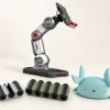 Support de téléphone à bras robotique, crabe porte-stylo turquoise et deux organiseurs de câbles sur fond ivoire.