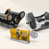 Modèles de moteur V8, de réacteur et de serrure à cylindre en coupe réunis sur fond ivoire.
