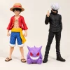 Figurines Luffy et Gojo avec un étui AirPods Pro Gengar violet sur fond ivoire.